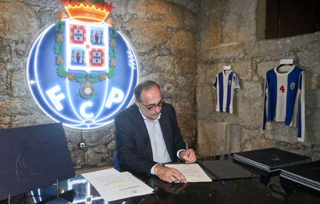 他的确仍在 他的确仍在